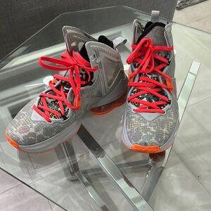 Nike Boys LeBron 19 DD0418-001 Gray Basketball Shoes Sneakers Size 6.5 youth